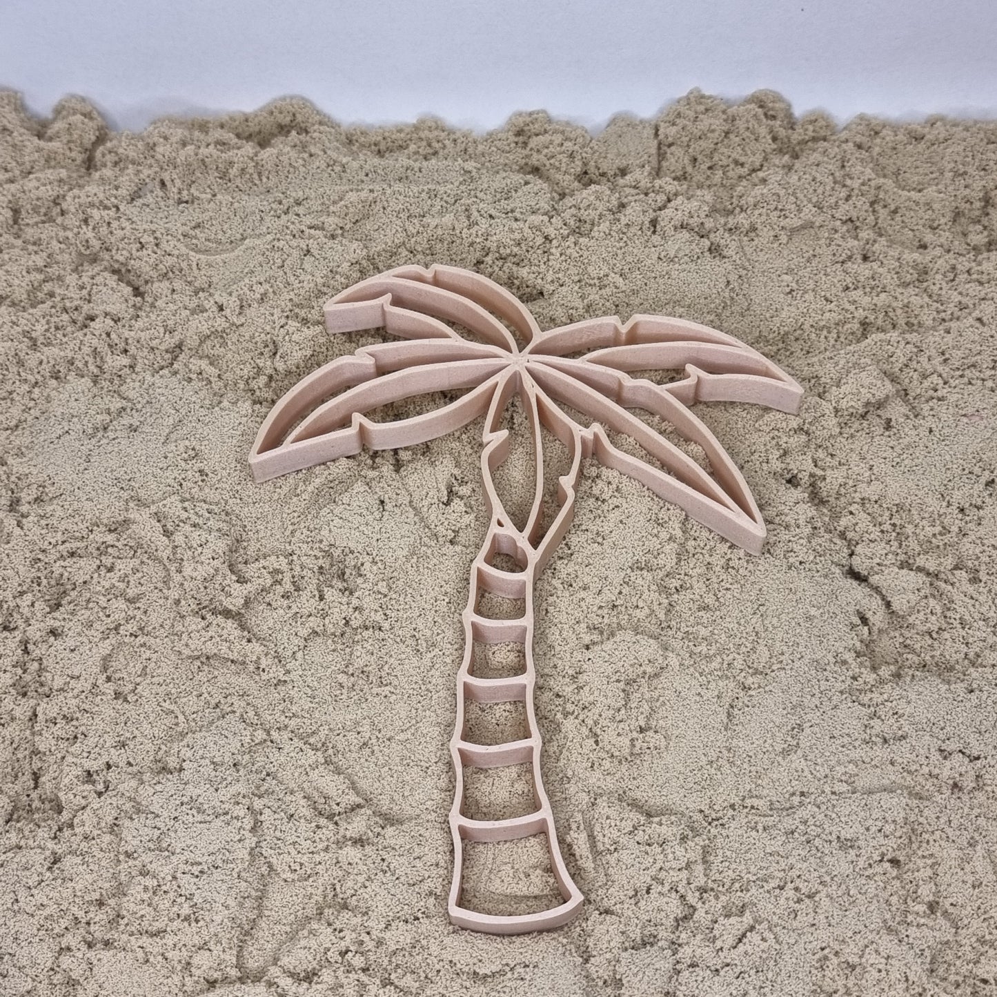 Grennn palm tree cutter
